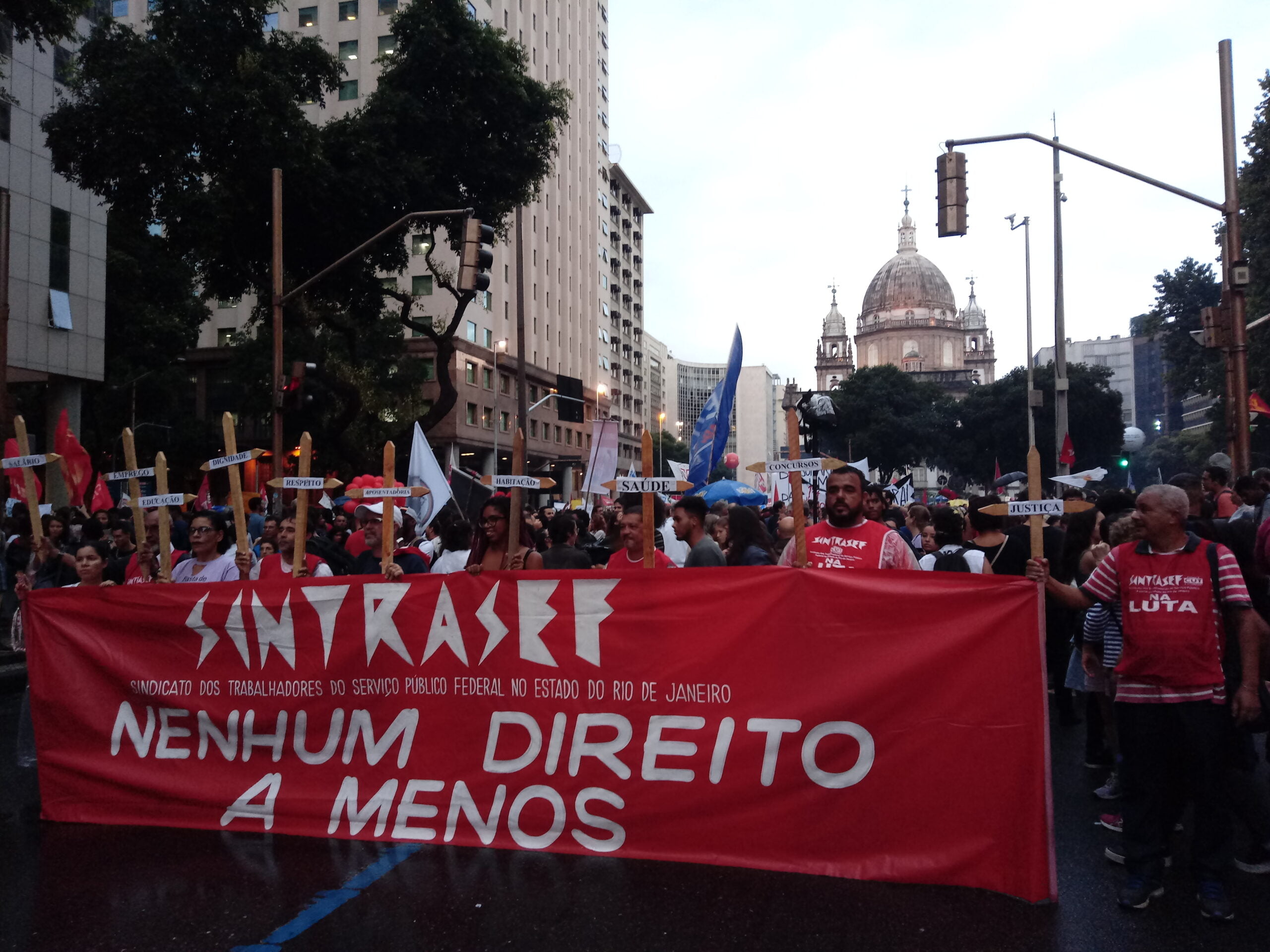 Servidores definem calendário de lutas por reajuste de 19,99% com indicativo de greve dia 9 de março