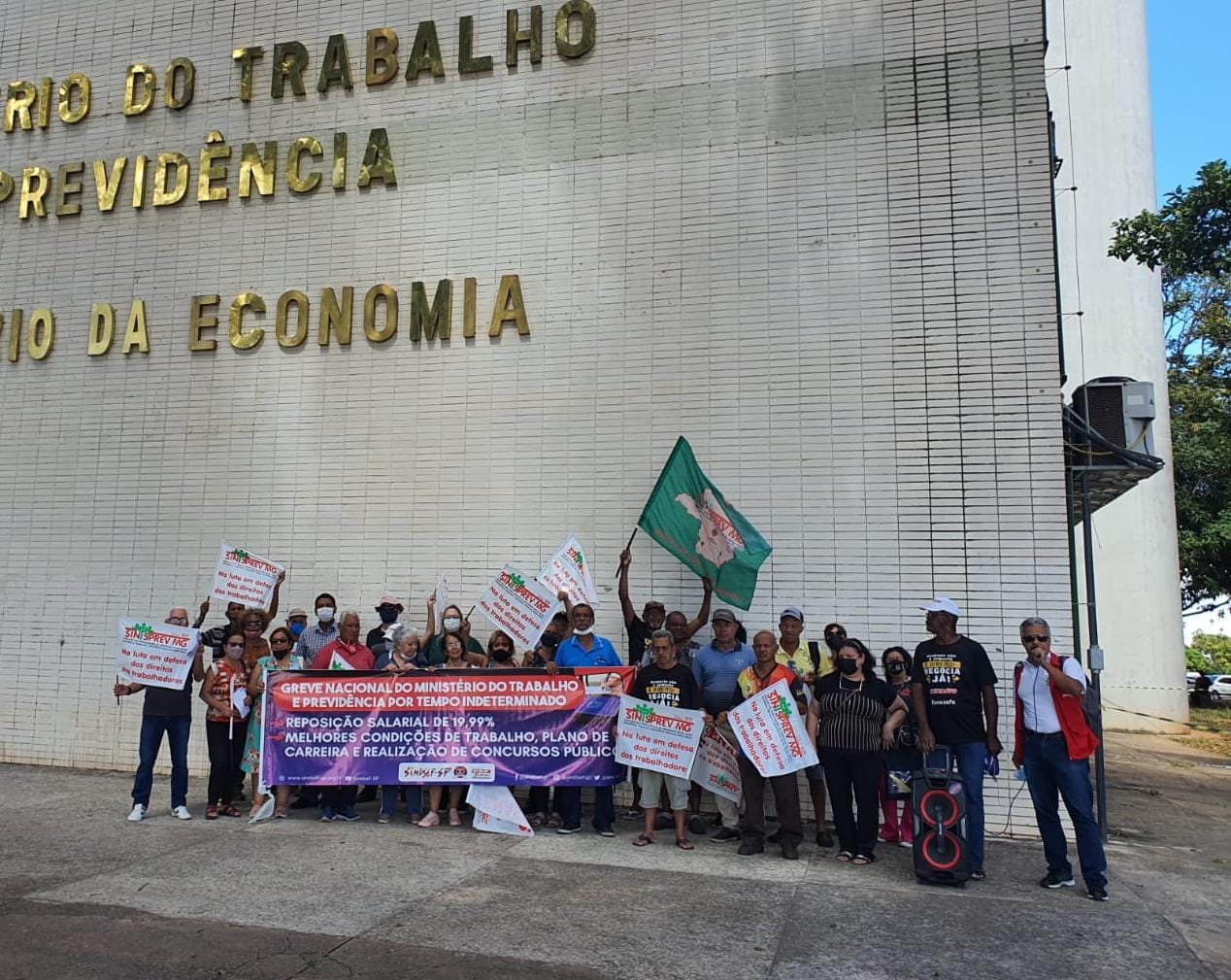 Servidores fazem greve, paralisações e atos públicos por negociações sérias e reajuste de 19,99%